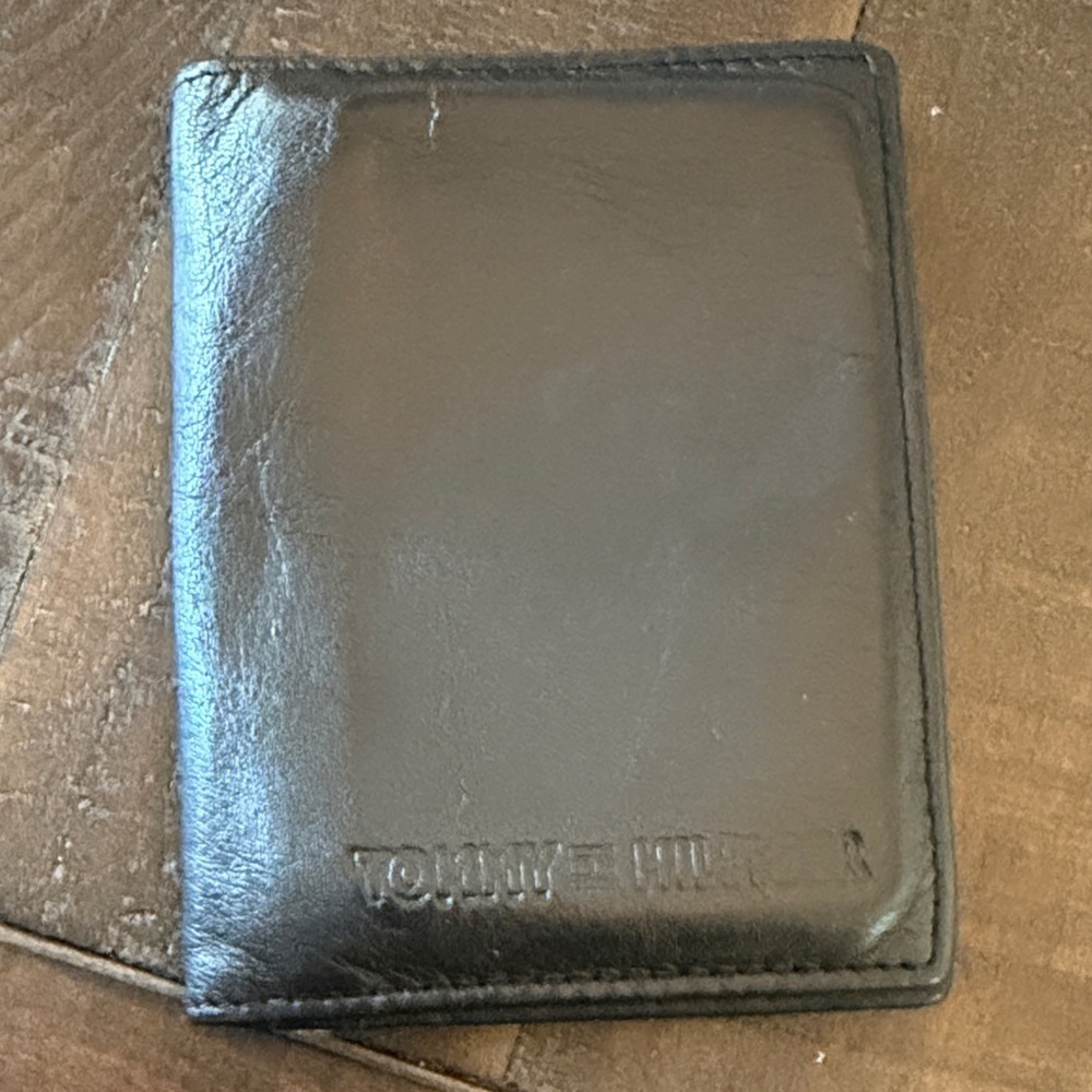 Tommy Hilfiger Sleek Black Card Holder